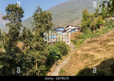 Belle case villaggio in Nepal lungo Ulleri escursione Kaski Nepal Foto Stock