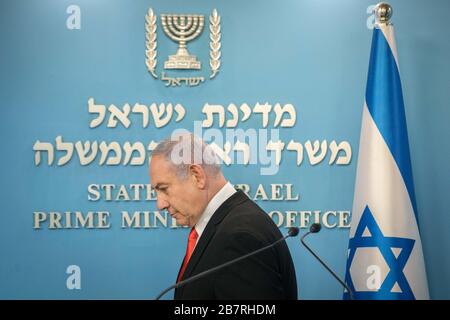 (200318) -- PECHINO, 18 marzo 2020 (Xinhua) -- il primo ministro israeliano Benjamin Netanyahu ha una conferenza stampa a Gerusalemme, 16 marzo 2020. Il primo ministro israeliano Benjamin Netanyahu ha annunciato lunedì che il settore pubblico dello Stato si sposterà in modalità di emergenza come parte degli sforzi per contenere la diffusione del coronavirus. Pertanto, la maggior parte dei dipendenti pubblici non parteciperanno al lavoro da mercoledì a metà aprile. (Yonatan Sindel/JINI/Handout via Xinhua) Foto Stock