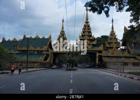 Myanmar: Yangon, pagoda Shwedagon, Western Gateway. Foto Stock