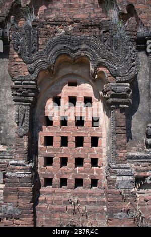 Myanmar: Bagan- Salay. Vista generale di una finestra perforata per illuminare l'interno di uno dei tre templi di Paya Thon Zu. Foto Stock