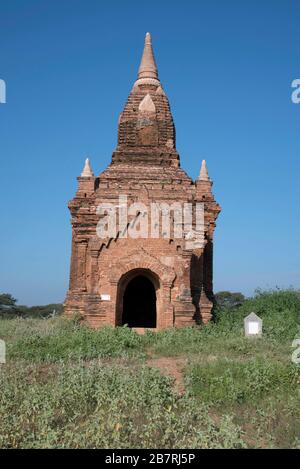 Myanmar: Bagan - un piccolo tempio di Buddha con una guglia sulla shikara, vicino al Tempio di Yopane tailandese. Vista da est. Foto Stock