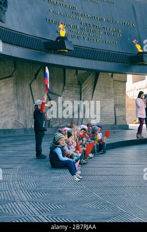 San Pietroburgo, Russia - 05 maggio 2016: Bambini con fiori al memoriale 'documento agli eroici difensori di Leningrado 1941-1944' alla vigilia di Foto Stock