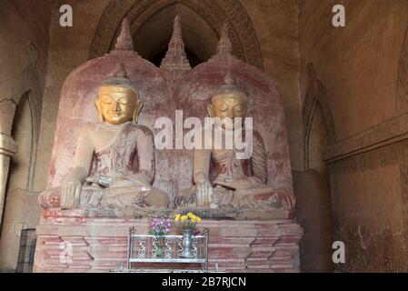 Myanmar: Tempio di Bagan- Dhamayan Gyi, A.D. 1163-1163. Due Buddha seduti a Sanctum. Foto Stock