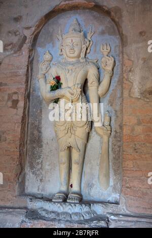 Myanmar: Tempio di Bagan-Nathlung Kyuang. Circa 11. Secolo d.C. in piedi Vishnu su loto sulla parete meridionale. Foto Stock