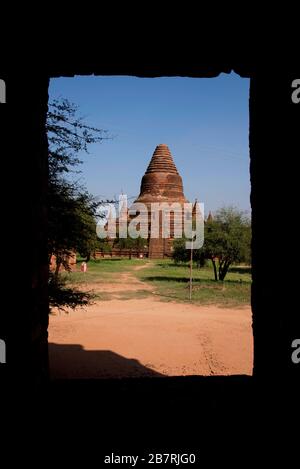 Myanmar: Bagan - tempio di Nathlung Kyuang. Circa 11th. Secolo d.C. in piedi Vishnu sul loto sulle mura meridionali e occidentali. Foto Stock