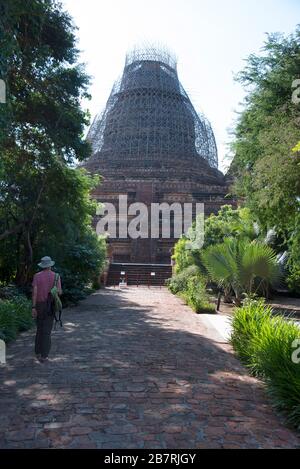 Myanmar: Bagan - Vista generale del Tempio di Htilominlo - 13th. Secolo d.C. conservazione di Shikara in corso. Foto Stock