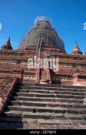 Myanmar: Bagan- passi che conducono al Tempio di Htilominlo - 13th. Secolo d.C. conservazione di Shikara in corso. Foto Stock