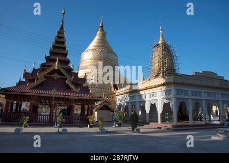 Myanmar: Bagan - Vista generale della Pagoda di Shwezigon. Deriva il suo nome da jeyyabhumi, terra della Vittoria Foto Stock