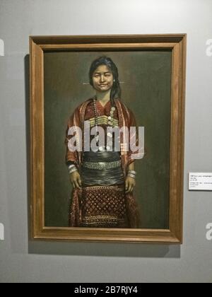 Myanmar: Museo Nazionale di Yangon. Pittura di una ragazza birmana che indossa abiti tradizionali. Foto Stock