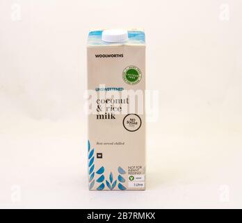 Alberton, Sud Africa - un contenitore di Woolworths cibo cocco e riso latte isolato su una chiara immagine di sfondo con spazio copia Foto Stock