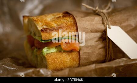 Panino di salmone con avocado. Cibo sano vegetariano. Foto Stock