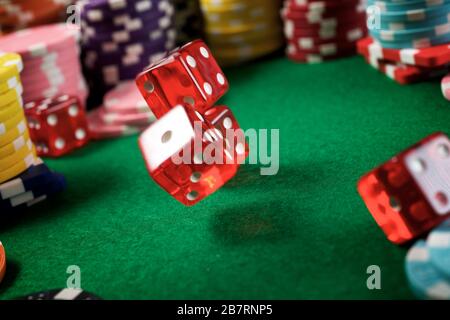 Rolling i dadi su un tavolo da gioco in un casinò. Foto Stock