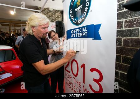 Johannesburg, Sud Africa - Ottobre 02, 2013: Richard Branson firma autografi alla Virgin Mobile Guinness World Record tentativo e raggiunto il montaggio Foto Stock