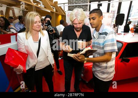 Johannesburg, Sud Africa - Ottobre 02, 2013: Richard Branson firma autografi alla Virgin Mobile Guinness World Record tentativo e raggiunto il montaggio Foto Stock