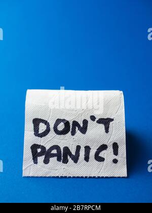Last sheet of a toilet paper roll with the message to not panic. Foto Stock