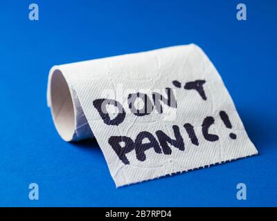 Last sheet of a toilet paper roll with the message to not panic. Foto Stock