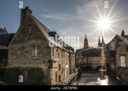 Città vecchia di Bayeux con il fiume Aure, sullo sfondo le torri della cattedrale di Nortre Dame de Bayeux, dipartimento del Calvados, Normandia, Francia Foto Stock