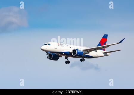 New York, USA - 29 febbraio 2020: Aereo Delta Air Lines Airbus A220-300 all'aeroporto John F. Kennedy di New York (JFK) negli Stati Uniti. Airbus è un aereo Foto Stock