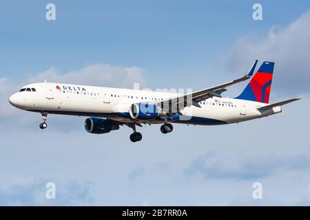 New York, USA - 29 febbraio 2020: Aereo Delta Air Lines Airbus A321 all'aeroporto John F. Kennedy di New York (JFK) negli Stati Uniti. Airbus è un aereo ma Foto Stock