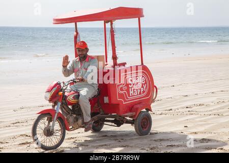 Unilever pareti gelato cart venditore in spiaggia. Foto Stock