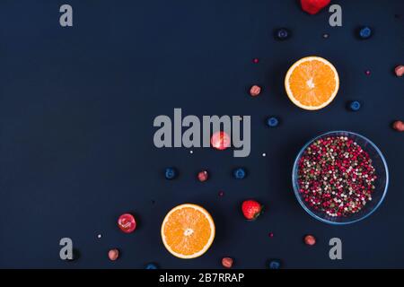 Verdure e frutta in una sezione su sfondo scuro Foto Stock