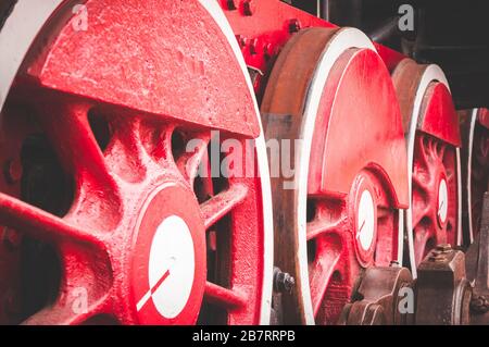 Ruote rosse del vecchio treno a vapore retrò al museo ferroviario Foto Stock