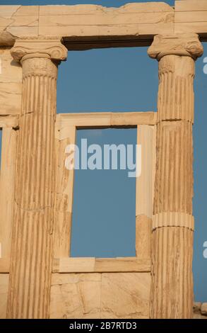 Finestre a forma rettangolare aperte contro il cielo blu tenute da pilastri in rovine architettoniche ad Atene in Grecia di giorno Foto Stock