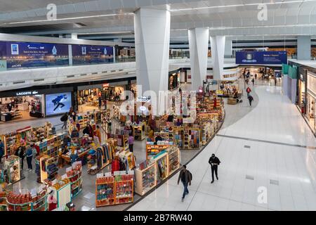 Terminal Internazionale all'Aeroporto Indira Gandhi di Delhi, India Foto Stock