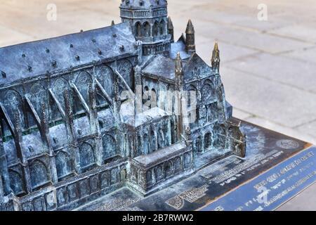 Strasburgo, Francia - Febbraio 2020: Miniatura touch esame modello replica per i ciechi della torre della famosa Cattedrale di Strasburgo in Francia Foto Stock