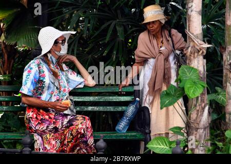 (200318) -- L'AVANA, 18 marzo 2020 (Xinhua) -- UNA donna anziana che indossa una maschera facciale parla al suo compagno in una strada a l'Avana, Cuba, 17 marzo 2020. Una nave da crociera che trasporta cinque passeggeri britannici che hanno provato positivo per il COVID-19 ha raggiunto le acque territoriali cubane, Jose Antonio Fernandez, vice capo delle comunicazioni al Ministero degli Affari Esteri, ha detto martedì. I passeggeri interessati devono essere ritrasportati nel loro paese su quattro voli charter operati da British Airlines. Cuba ha accettato una richiesta del governo britannico di consentire alla nave da crociera MS Braemar di imbarcarsi sul Foto Stock