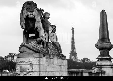 Statua del Leone a l'Enfant all'angolo Pont Alexandre III NW, Parigi Francia Foto Stock