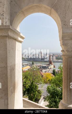 Vista frontale da Buda a Pest attraverso il fiume Danubio a Budapest, Ungheria. Foto Stock