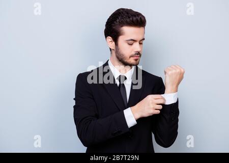 Ritratto di elegante uomo bello in abito nero e camicia bianca bottoni gemelli Foto Stock