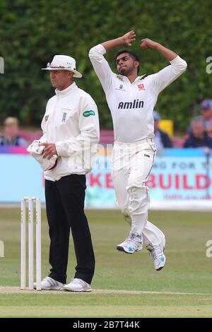 Prestito firma Ravi Patel (da Middlesex) in azione di bowling per Essex CCC Foto Stock