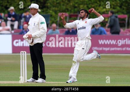 Prestito firma Ravi Patel (da Middlesex) in azione di bowling per Essex CCC Foto Stock