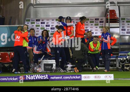 I giocatori dell'Inghilterra festeggiano nel dugout mentre aggradisero la vittoria sopra l'Australia Foto Stock