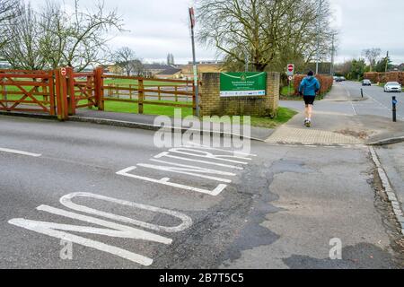 Chippenham, Wiltshire Regno Unito, 18 marzo 2020. L'ingresso alla scuola secondaria Hardenhuish è raffigurato questa mattina come due grandi scuole secondarie a Chippenham, Le scuole di Wiltshire sono state chiuse agli alunni.le scuole di Hardenhuish e Sheldon hanno annunciato martedì che non sarebbero state aperte mercoledì a causa dell’epidemia di coronavirus.a seguito del recente consiglio del governo riguardo all’autoisolamento delle persone e alle distanze sociali per ritardare la diffusione del Coronavirus, entrambe le scuole erano state lasciate con una significativa carenza di personale e. hanno detto che sarebbero rimasti chiusi fino a nuovo avviso. Credit: Lynchpics/Alamy Live News Foto Stock