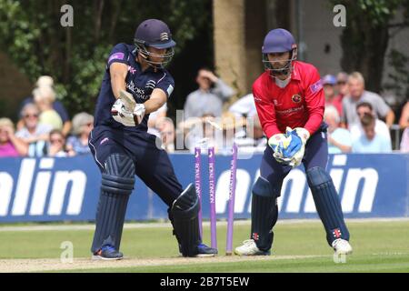 Dawid Malan di Middlesex è inchinato da David Masters mentre James Foster guarda da dietro gli stumps Foto Stock