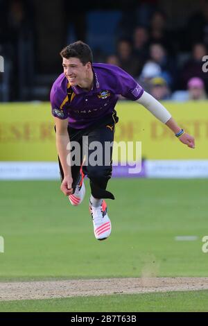 Matthew Fisher in azione di bowling per Yorkshire Vikings Foto Stock