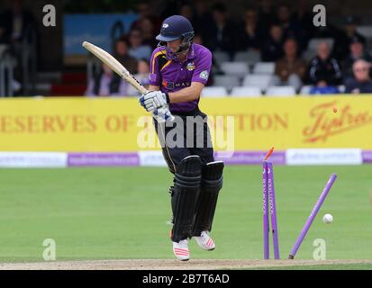 Adam Lyth di Yorkshire Vikings è inchinato fuori da Jamie Porter Foto Stock