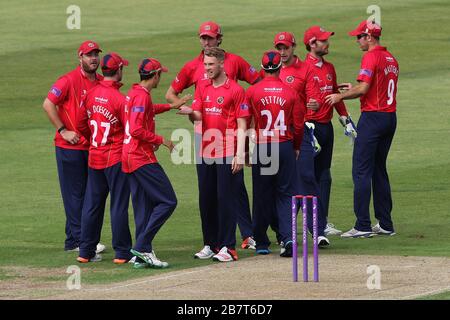 Jamie Porter (C) di Essex Eagles si congratula con i suoi compagni di squadra dopo aver preso il wicket di Will Smith Foto Stock