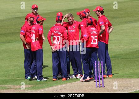 Jamie Porter (C) di Essex Eagles si congratula con i suoi compagni di squadra dopo aver preso il wicket di Adam Wheater Foto Stock