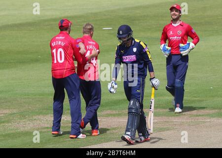 Jamie Porter di Essex Eagles (2° L) si congratula con i suoi compagni di squadra dopo aver preso il wicket di James vince (2° R) Foto Stock