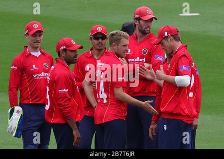 Jamie Porter (C) di Essex Eagles si congratula con i suoi compagni di squadra dopo aver preso il wicket di Harry Finch Foto Stock