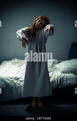 donna demonica creepy in piedi da notte in camera da letto Foto Stock