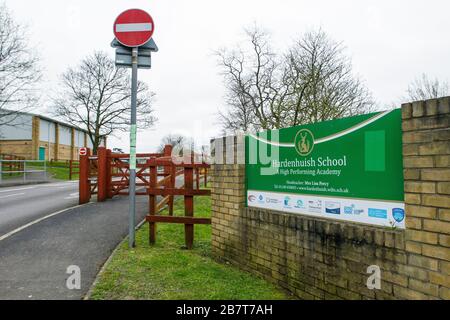 Chippenham, Wiltshire Regno Unito, 18 marzo 2020. L'ingresso alla scuola secondaria Hardenhuish è raffigurato questa mattina come due grandi scuole secondarie a Chippenham, Le scuole di Wiltshire sono state chiuse agli alunni.le scuole di Hardenhuish e Sheldon hanno annunciato martedì che non sarebbero state aperte mercoledì a causa dell’epidemia di coronavirus.a seguito del recente consiglio del governo riguardo all’autoisolamento delle persone e alle distanze sociali per ritardare la diffusione del Coronavirus, entrambe le scuole erano state lasciate con una significativa carenza di personale e. hanno detto che sarebbero rimasti chiusi fino a nuovo avviso. Credit: Lynchpics/Alamy Live News Foto Stock