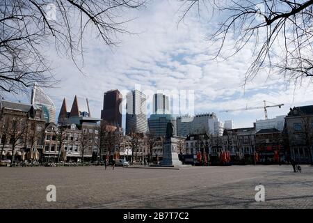 Het Plein, una piazza adiacente al Binnenhof, come bar, caffè e ristoranti sono chiusi a causa della pandemia Coronavirus (Covid-19) il 16 marzo 2020 a l'Aia, Paesi Bassi. Credit: Yuriko Nakao/AFLO/Alamy Live News Foto Stock