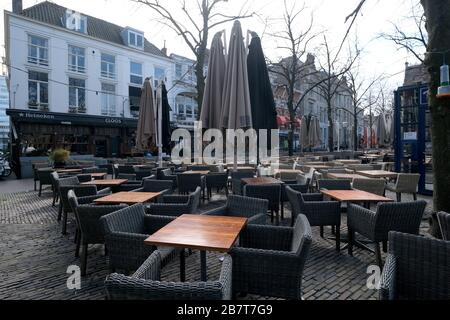 Sedie e tavoli vuoti sono visibili a Het Plein, una piazza adiacente al Binnenhof, in quanto bar e ristoranti sono chiusi a causa del Coronavirus (Covid-19) il 16 marzo 2020 a l'Aia, Paesi Bassi. Credit: Yuriko Nakao/AFLO/Alamy Live News Foto Stock