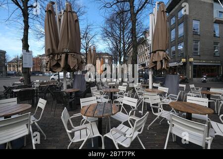 Sedie e tavoli vuoti sono visibili a Het Plein, una piazza adiacente al Binnenhof, in quanto bar e ristoranti sono chiusi a causa del Coronavirus (Covid-19) il 16 marzo 2020 a l'Aia, Paesi Bassi. Credit: Yuriko Nakao/AFLO/Alamy Live News Foto Stock