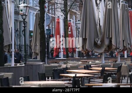 Sedie e tavoli vuoti sono visibili a Het Plein, una piazza adiacente al Binnenhof, in quanto bar e ristoranti sono chiusi a causa del Coronavirus (Covid-19) il 16 marzo 2020 a l'Aia, Paesi Bassi. Credit: Yuriko Nakao/AFLO/Alamy Live News Foto Stock